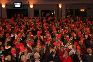 Zuschauer zeigen Rote Karte für Theaterpolitik